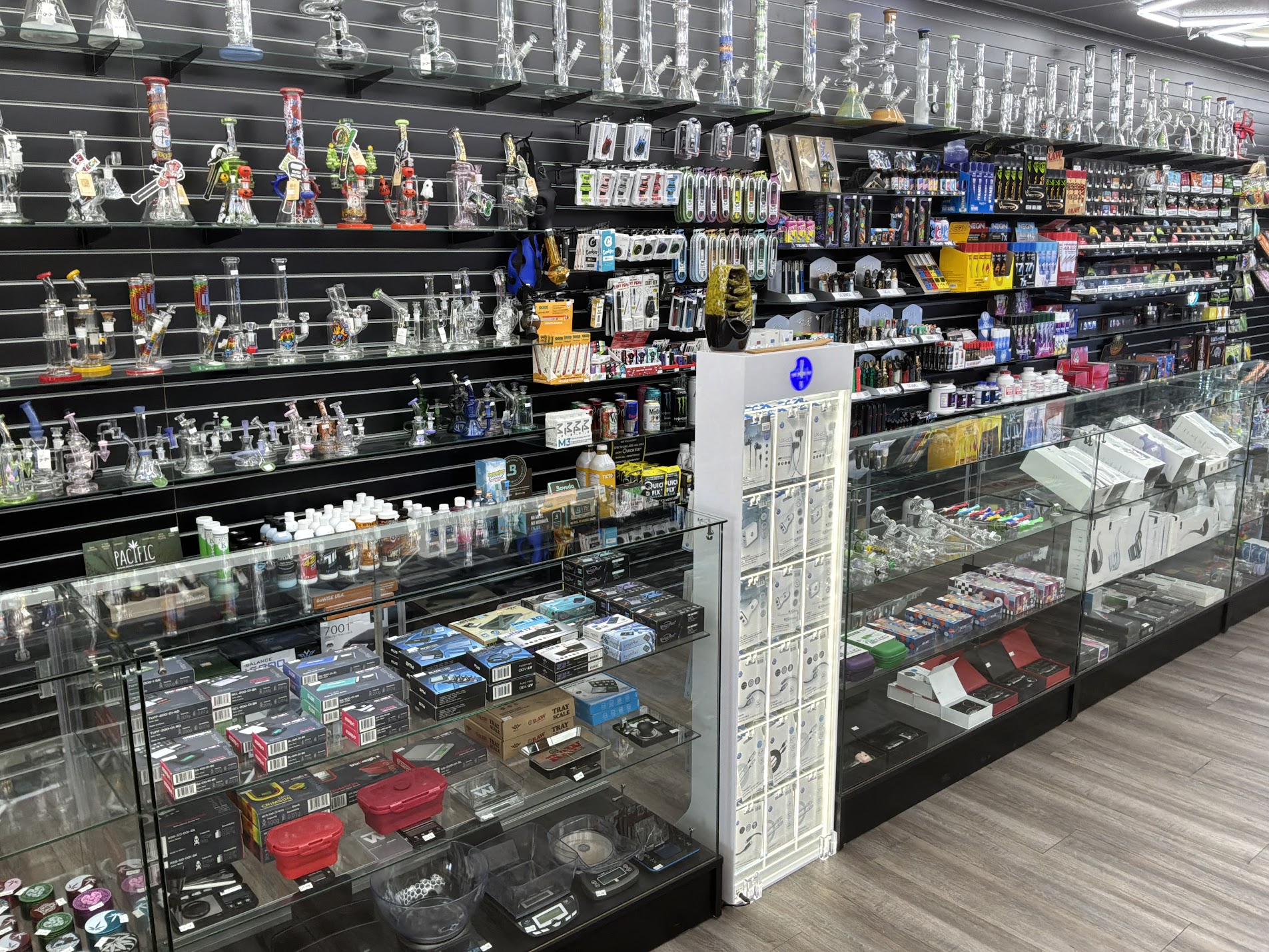 Glass & Water Pipes at Smokeland Glendale